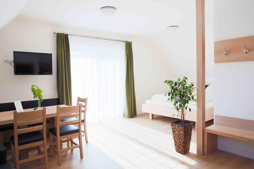 Weingut-Gaestezimmer Uhl Ratsch an der Weinstraße Екстериор снимка